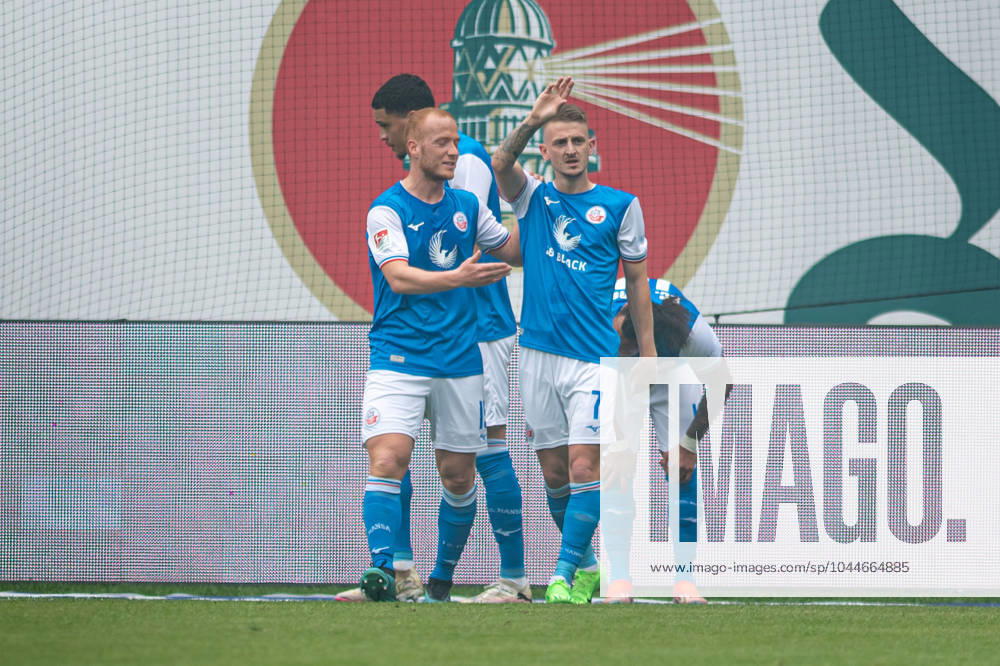 Rostock, Deutschland 04. Mai 2024: 2. BL - 2023 2024 - FC Hansa Rostock vs. Karlsruher SC Im Bild: 1.v.re. Nico Neidhart (Hansa Rostock) jubelt nach seinem Tor zum 1:0 mit seinen Mannschaftskollegen, DFL regulations prohibit any use of photographs as image sequences and or quasi-video.