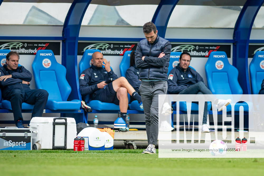 Rostock, Deutschland 04. Mai 2024: 2. BL - 2023 2024 - FC Hansa Rostock vs. Karlsruher SC Im Bild: Trainer Christian Eichner (Karlsruher SC) unzufrieden auf dem Spielfeld. DFL regulations prohibit any use of photographs as image sequences and or quasi-video.