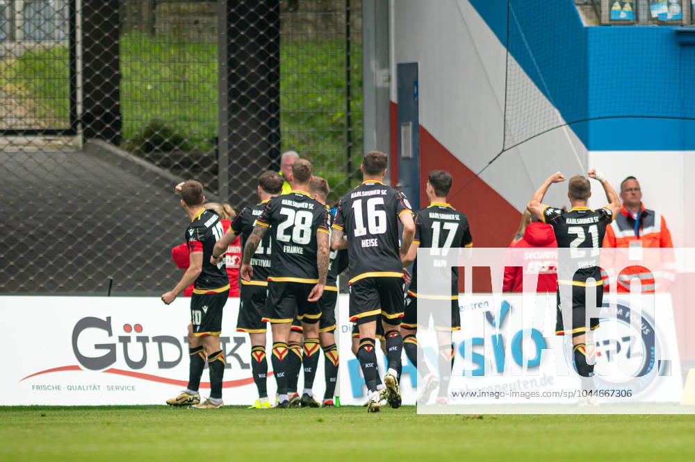 Rostock, Deutschland 04. Mai 2024: 2. BL - 2023 2024 - FC Hansa Rostock vs. Karlsruher SC Im Bild: 1.v.li. Marvin Wanitzek (Karlsruher SC) jubelt nach seinem Tor zum 1:2 mit seinen Mannschaftskollegen, DFL regulations prohibit any use of photographs as image sequences and or quasi-video.