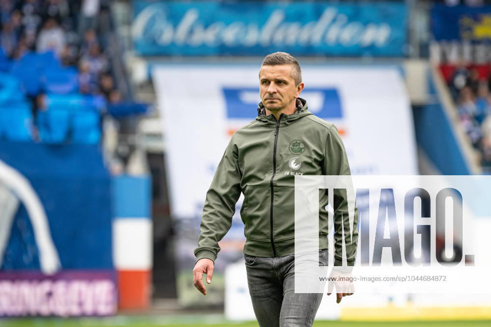 Rostock, Deutschland 04. Mai 2024: 2. BL - 2023 2024 - FC Hansa Rostock vs. Karlsruher SC Im Bild: Trainer Mersad Selimbegovic (Hansa Rostock) DFL regulations prohibit any use of photographs as image sequences and or quasi-video.