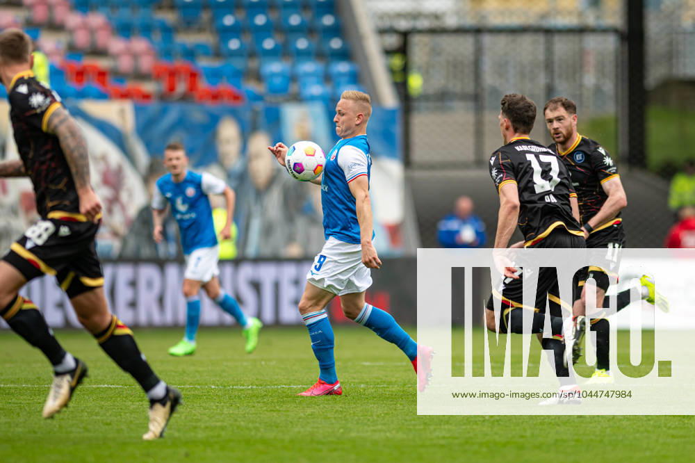Rostock, Deutschland 04. Mai 2024: 2. BL - 2023 2024 - FC Hansa Rostock vs. Karlsruher SC Im Bild: 2.v.li. Kai Pröger Proeger (Hansa Rostock) DFL regulations prohibit any use of photographs as image sequences and or quasi-video.
