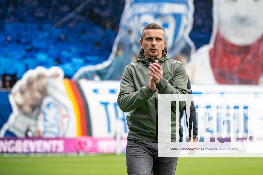 Rostock, Deutschland 04. Mai 2024: 2. BL - 2023 2024 - FC Hansa Rostock vs. Karlsruher SC Im Bild: Trainer Mersad Selimbegovic (Hansa Rostock) klatscht in die Hände DFL regulations prohibit any use of photographs as image sequences and or quasi-video.