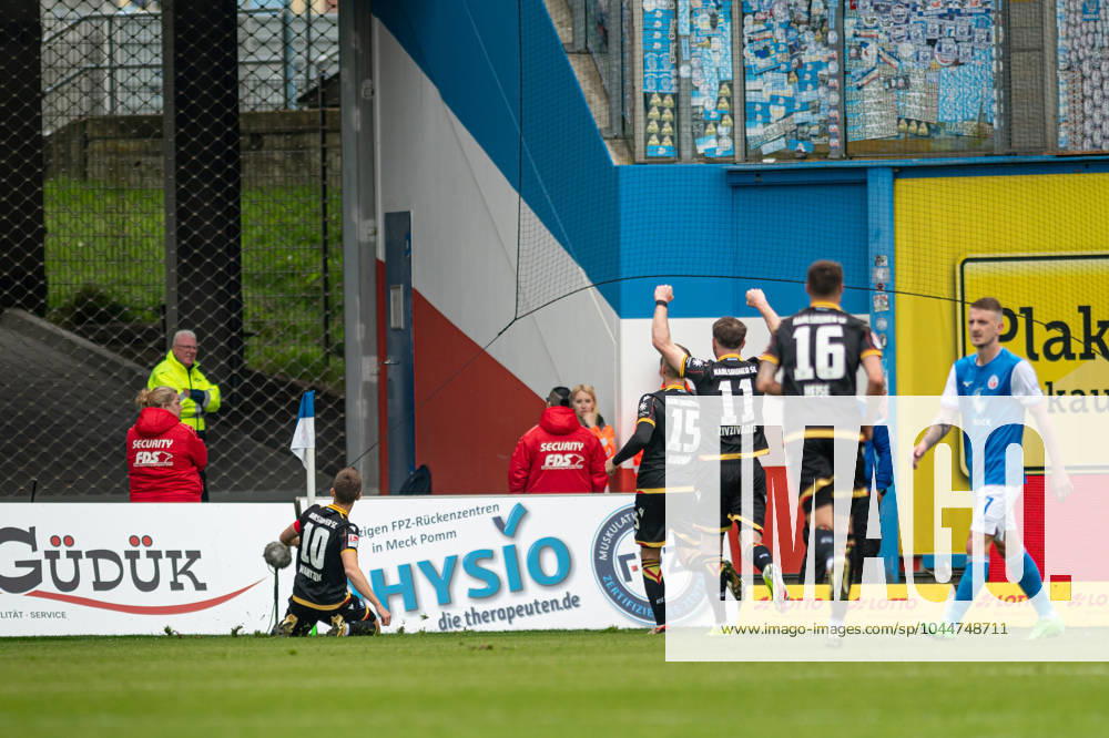 Rostock, Deutschland 04. Mai 2024: 2. BL - 2023 2024 - FC Hansa Rostock vs. Karlsruher SC Im Bild: 1.v.li. Marvin Wanitzek (Karlsruher SC) jubelt nach seinem Tor zum 1:2 1.v.re. Nico Neidhart (Hansa Rostock) unzufrieden auf dem Spielfeld. DFL regulations prohibit any use of photographs as image sequences and or quasi-video.