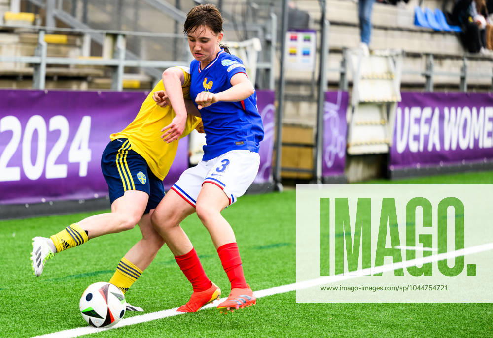 Isabelle Goldmann of Sweden and Juliane Denizot of France during the UEFA Under-17 match between Sweden and France on May 5, 2024 in Malmö. Photo: Mathilda Ahlberg BILDBYRAN kod MA MA0655 fotboll football soccer fotball football soccer fotball em U17, U 17 p17 UEFA EURO, EM, Europameisterschaft,Fussball under 17 sverige sweden france dam bbeng