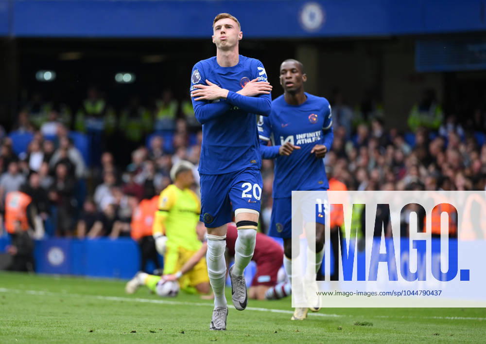 Football - 2023 2024 Premier League - Chelsea vs West ham United - Stamford Bridge - Sunday 5th May 2024. Chelsea s Cole Palmer celebrates scoring the opening goal. COLORSPORT Ashley Western