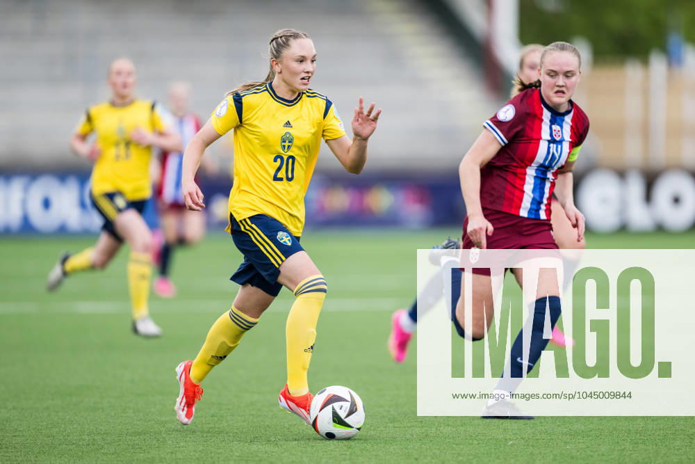 Nova Rolfsson of Sweden and Tuva Olaussen Sagen of Norway during the UEFA European Women?s Under-17 Championship match between Norway and Sweden on May 11, 2024 in Malmö. Photo: Petter Arvidson BILDBYRAN kod PA PA0805 fotboll football soccer fotball em U17, U 17 f17 UEFA EURO, EM, Europameisterschaft,Fussball under 17 norge sverige sweden norway dam bbeng