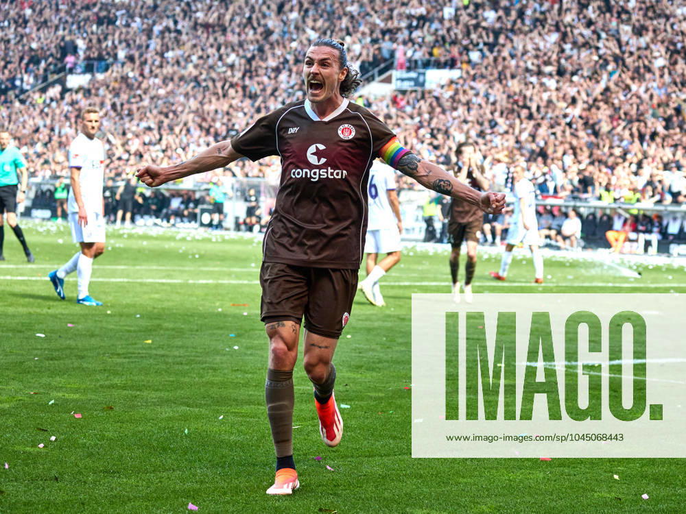 Marcel Hartel (FC St. Pauli 10) . schiesst in der 68 Spielminute das dritte Tor fuer St. Pauli. Der Jubel und die Freude ist gross bei Jackson Irvine (FC St. Pauli 07) GER, FC St. Pauli vs. VFL Osnabrueck, 2. Bundesliga, 33. Spieltag, Fussball, Spielzeit 2023 2024, 12.05.2024 GER, FC St. Pauli vs. VFL Osnabrueck, 2. Bundesliga, 33. Spieltag, Fussball, Spielzeit 2023 2024, 12.05.2024 Hamburg