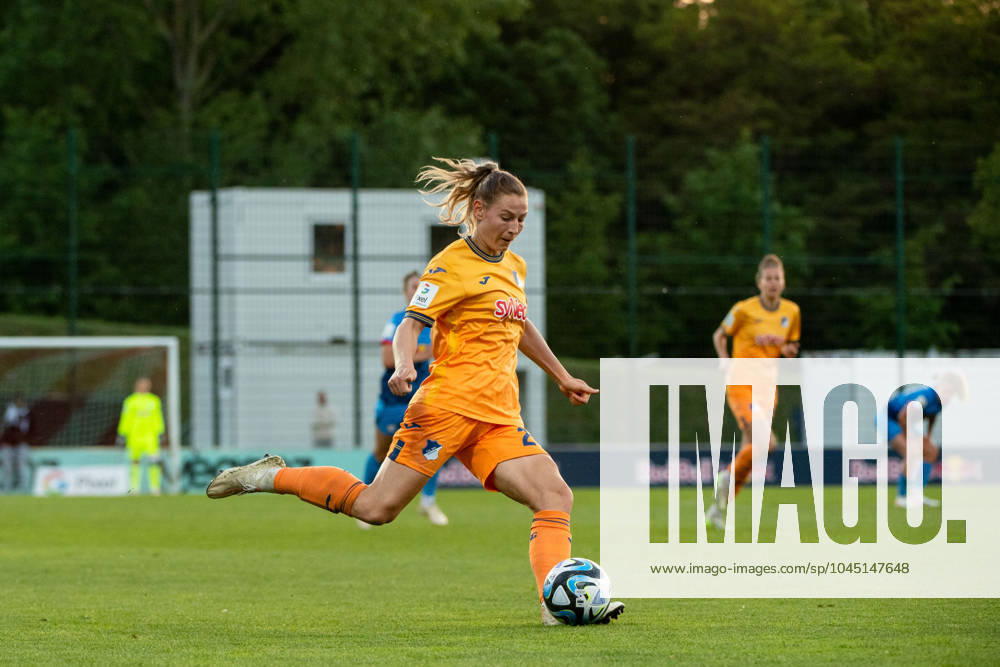 Sarai Linder (TSG Hoffenheim, 22) am Ball, GER, RB Leipzig vs TSG 1899 Hoffenheim, Fussball Google Pixel Frauen Bundesliga, 21. Spieltag, Saison 2023 2024, 10.05.2024 DFB regulations prohibit any use of photographs as image sequences and or quasi-video GER, RB Leipzig vs TSG 1899 Hoffenheim, Fussball Google Pixel Frauen Bundesliga, 21. Spieltag, Saison 2023 2024, 10.05.2024 Leipzig