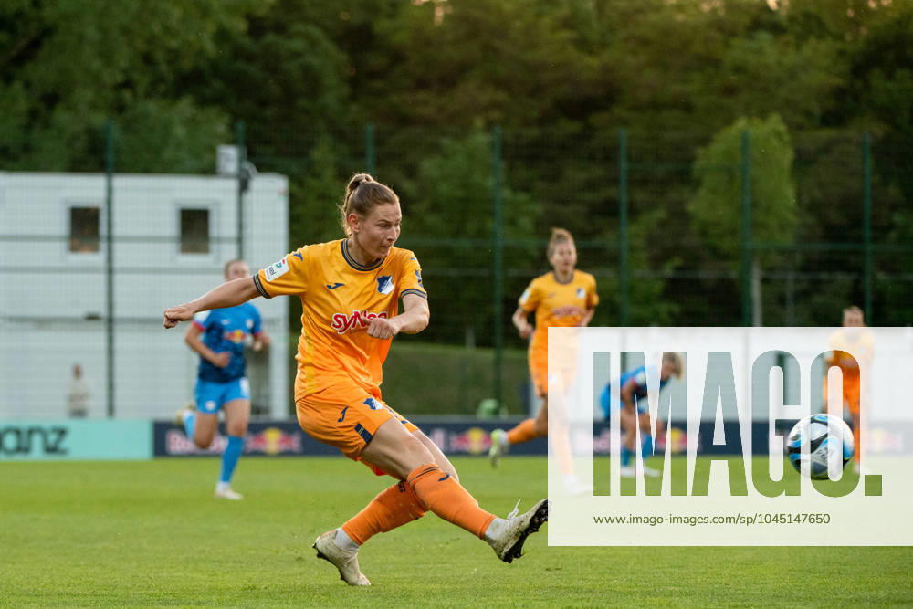 Sarai Linder (TSG Hoffenheim, 22) am Ball, GER, RB Leipzig vs TSG 1899 Hoffenheim, Fussball Google Pixel Frauen Bundesliga, 21. Spieltag, Saison 2023 2024, 10.05.2024 DFB regulations prohibit any use of photographs as image sequences and or quasi-video GER, RB Leipzig vs TSG 1899 Hoffenheim, Fussball Google Pixel Frauen Bundesliga, 21. Spieltag, Saison 2023 2024, 10.05.2024 Leipzig