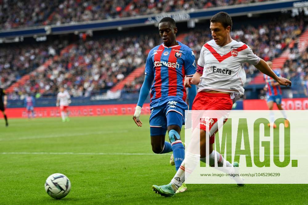 CAEN - VALENCIENNES PHOTOPQR OUEST FRANCE Martin ROCHE ; Caen ; 17 05 2024 ; Ce vendredi 17 mai 2024 la 38 ème et dernière journée de ligue 2 BKT avec le match entre le SM Caen ( Stade Malherbe de Caen ) et Valenciennes FC ( VAFC ) au stade Michel d Ornano à Caen ( Calvados Normandie ) Joffrey Cuffaut et Godson Kyeremeh Photographe: Martin ROCHE Caen France