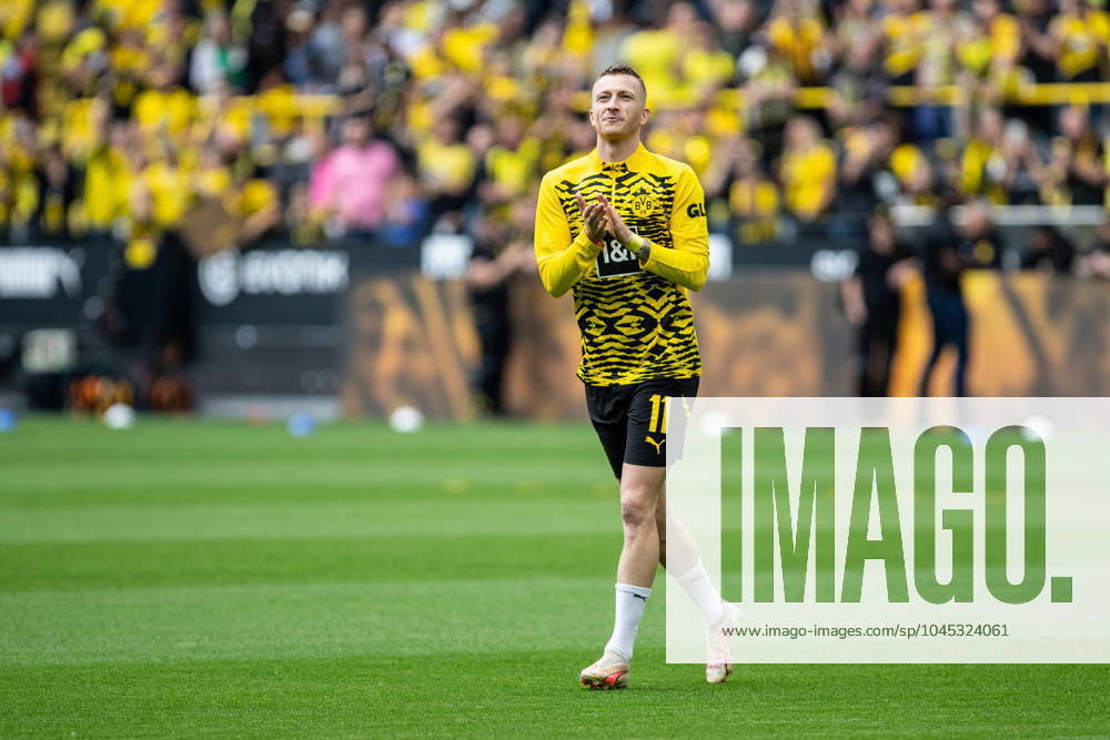 1.Fußball Bundesliga, 34.Spieltag: Borussia Dortmund - SV Darmstadt 98; 18.05.2024 Marko Reus (Borussia Dortmund, 11) alleine auf dem Spielfeld bei dem Aufwärmen, die ganze Mannschaft wartet neben dem Spielfeld. 1.Fußball Bundesliga, 34.Spieltag: Borussia Dortmund - SV Darmstadt 98; Signal-Iduna-Park, Dortmund; 18.05.2024 DFL DFB regulations prohibit any use of photographs as image sequences and or quasi video.