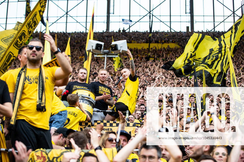 1.Fußball Bundesliga, 34.Spieltag: Borussia Dortmund - SV Darmstadt 98; 18.05.2024 Marko Reus (Borussia Dortmund, 11), nach dem Spiel Verabschiedung, Fanszene, Fans Zuschauerbereich 1.Fußball Bundesliga, 34.Spieltag: Borussia Dortmund - SV Darmstadt 98; Signal-Iduna-Park, Dortmund; 18.05.2024 DFL DFB regulations prohibit any use of photographs as image sequences and or quasi video.