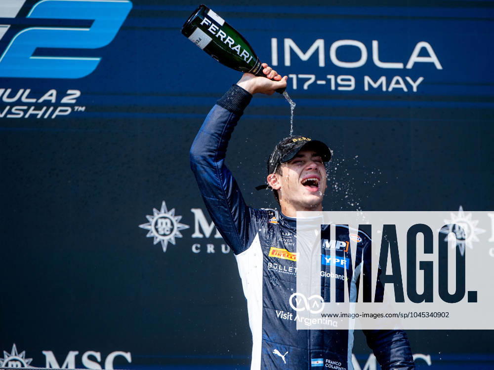 Franco Colapinto (Argentinien, MP Motorsport, Williams Academy Junior) jubelt auf dem Podium bei der Siegerehrung ueber den Sieg, ITA, FIA Formel 2 Meisterschaft, Sprintrennen, Grand Prix Emilia-Romagna Imola, Autodromo Enzo e Dino Ferrari, 18.05.2024 ITA, FIA Formel 2 Meisterschaft, Sprintrennen, Grand Prix Emilia-Romagna Imola, Autodromo Enzo e Dino Ferrari, 18.05.2024 Imola