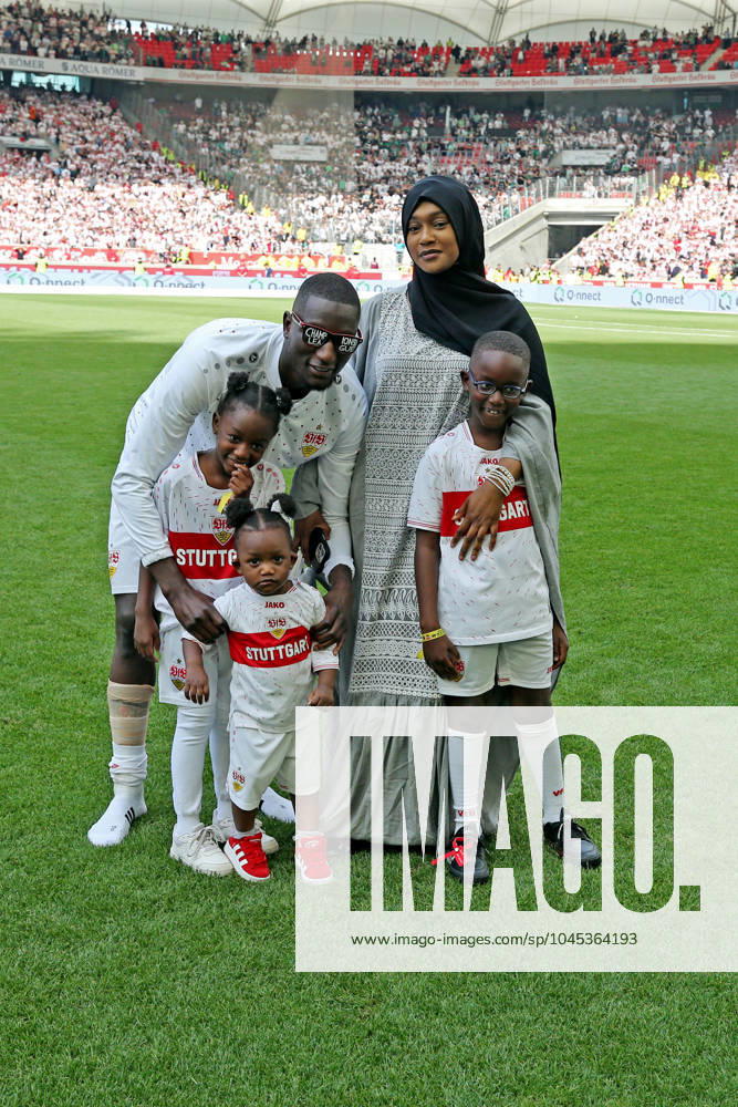 VfB Stuttgart - Borussia Mönchengladbach Deutschland, Stuttgart, 18.05.2024, Fussball, Bundesliga, VfB Stuttgart - Borussia Mönchengladbach (4:0): Serhou Guirassy (VfB Stuttgart) mit Kindern und Frau Familie.