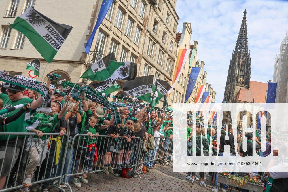 DEU, Deutschland, Nordrhein-Westfalen, Münster, 19.05.2024: Jubelnde Fans des SC Preußen Münster auf dem Prinzipalmarkt. SC Preußen Münster feiert den Aufstieg in die 2. Fußball-Bundesliga