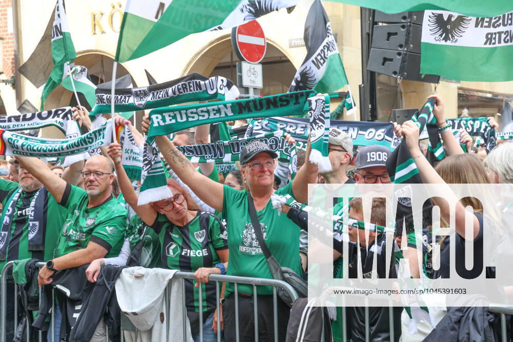 DEU, Deutschland, Nordrhein-Westfalen, Münster, 19.05.2024: Jubelnde Fans des SC Preußen Münster auf dem Prinzipalmarkt. SC Preußen Münster feiert den Aufstieg in die 2. Fußball-Bundesliga