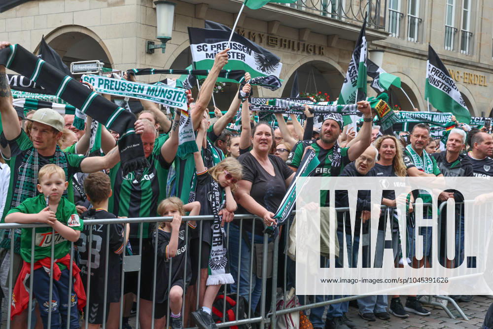 DEU, Deutschland, Nordrhein-Westfalen, Münster, 19.05.2024: Jubelnde Fans des SC Preußen Münster auf dem Prinzipalmarkt. SC Preußen Münster feiert den Aufstieg in die 2. Fußball-Bundesliga