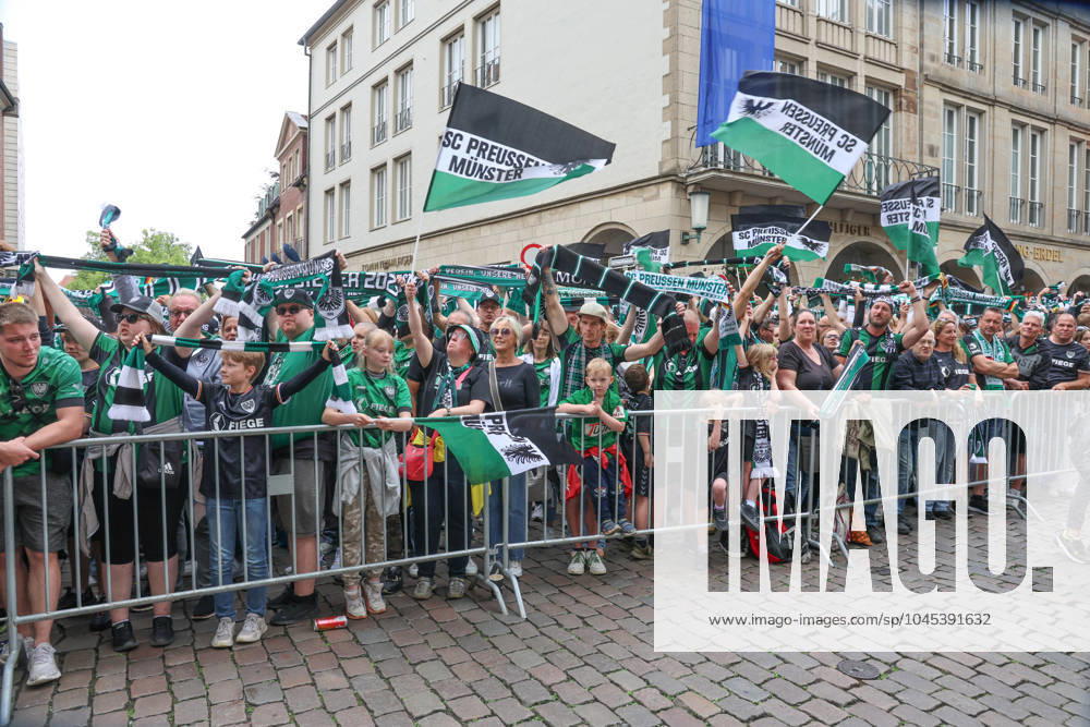 DEU, Deutschland, Nordrhein-Westfalen, Münster, 19.05.2024: Jubelnde Fans des SC Preußen Münster auf dem Prinzipalmarkt. SC Preußen Münster feiert den Aufstieg in die 2. Fußball-Bundesliga