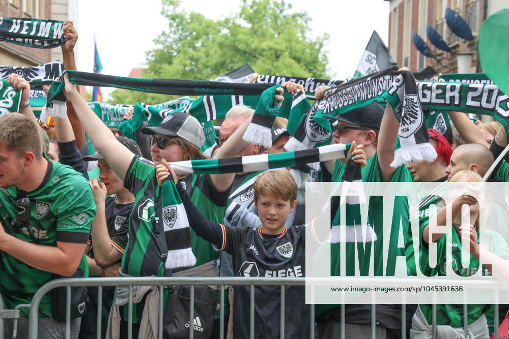 DEU, Deutschland, Nordrhein-Westfalen, Münster, 19.05.2024: Jubelnde Fans des SC Preußen Münster auf dem Prinzipalmarkt. SC Preußen Münster feiert den Aufstieg in die 2. Fußball-Bundesliga