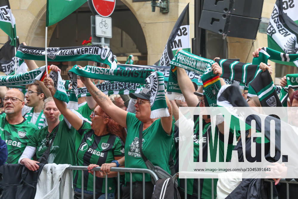 DEU, Deutschland, Nordrhein-Westfalen, Münster, 19.05.2024: Jubelnde Fans des SC Preußen Münster auf dem Prinzipalmarkt. SC Preußen Münster feiert den Aufstieg in die 2. Fußball-Bundesliga