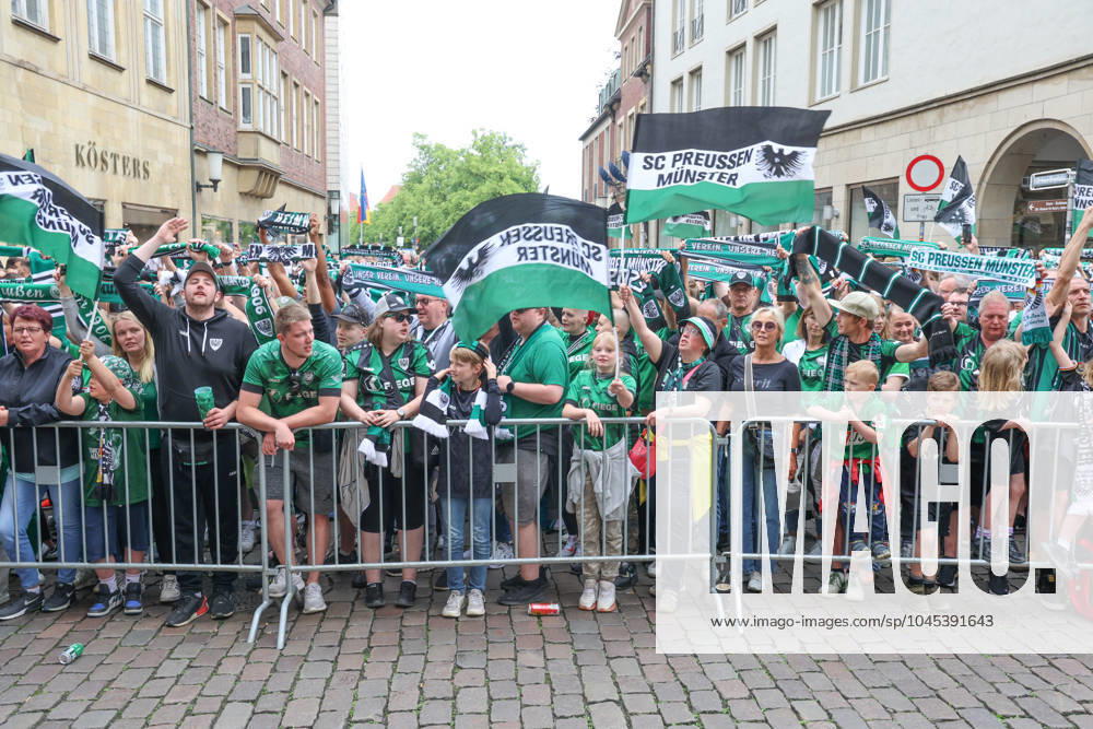 DEU, Deutschland, Nordrhein-Westfalen, Münster, 19.05.2024: Jubelnde Fans des SC Preußen Münster auf dem Prinzipalmarkt. SC Preußen Münster feiert den Aufstieg in die 2. Fußball-Bundesliga