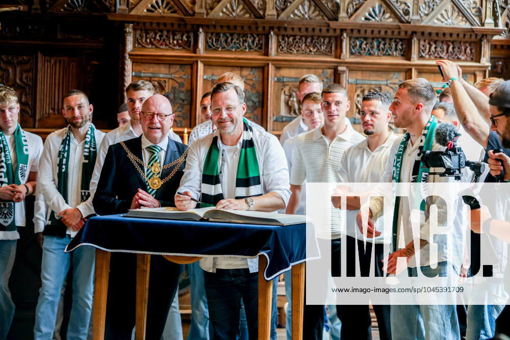 DEU, Deutschland, Nordrhein-Westfalen, Münster, 19.05.2024: Rathaus-Empfang des SC Preußen Münster. Markus Lewe (CDU), Oberbürgermeister der Stadt Münster empfängt die Mannschaft im Historischen Rathaus. Begrüßung im Friedenssaal und Eintrag ins Goldene Buch. SC Preußen Münster feiert den Aufstieg in die 2. Fußball-Bundesliga