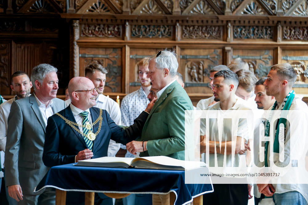 DEU, Deutschland, Nordrhein-Westfalen, Münster, 19.05.2024: Rathaus-Empfang des SC Preußen Münster. Markus Lewe (CDU), Oberbürgermeister der Stadt Münster empfängt die Mannschaft im Historischen Rathaus. Begrüßung im Friedenssaal und Eintrag ins Goldene Buch. SC Preußen Münster feiert den Aufstieg in die 2. Fußball-Bundesliga