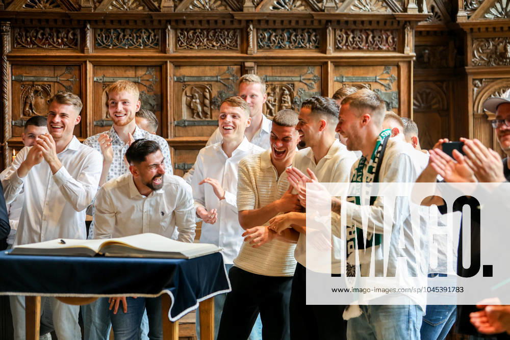DEU, Deutschland, Nordrhein-Westfalen, Münster, 19.05.2024: Rathaus-Empfang des SC Preußen Münster. Markus Lewe (CDU), Oberbürgermeister der Stadt Münster empfängt die Mannschaft im Historischen Rathaus. Begrüßung im Friedenssaal und Eintrag ins Goldene Buch. SC Preußen Münster feiert den Aufstieg in die 2. Fußball-Bundesliga