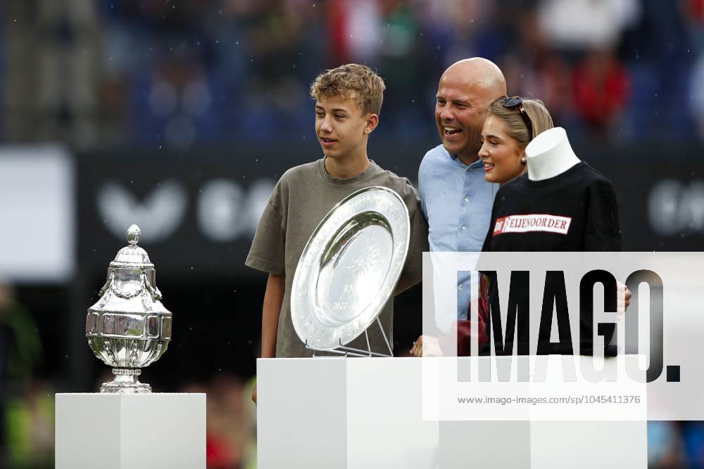 ROTTERDAM - Feyenoord coach Arne Slot with son and daughter, KNVB cup and the bowl during the Dutch Eredivisie match between Feyenoord and Excelsior Rotterdam at Feyenoord Stadion de Kuip on May 19, 2024 in Rotterdam, Netherlands. ANP BART STOUTJESDIJK Dutch Eredivisie 2023 2024 ANPxSportx IVx 498955321 originalFilename: 498955321