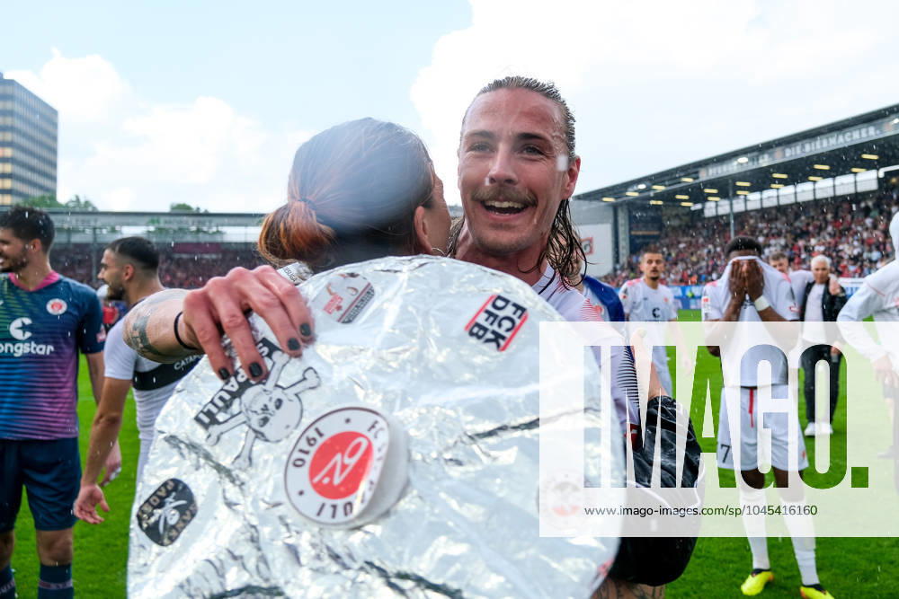 Jackson Irvine (FC St. Pauli, 07) feiert nach dem Erreichen des ersten Platzes der 2. Bundesliga. GER, SV Wehen Wiesbaden vs. FC St. Pauli, Fussball, 2. Bundesliga, 34. Spieltag, Spielzeit 2023 2024, 19.05.2024. DFL REGULATIONS PROHIBIT ANY USE OF PHOTOGRAPHS AS IMAGE SEQUENCES AND OR QUASI-VIDEO GER, SV Wehen Wiesbaden vs. FC St. Pauli, Fussball, 2. Bundesliga, 34. Spieltag, Spielzeit 2023 2024, 19.05.2024. Wiesbaden