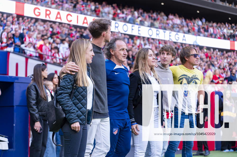 Atletico Madrid vs CA Osasuna - LaLiga EA Sports 2023 2024 Oscar Ortega, athletic trainer of Atletico Madrid, with his family receives a tribute from the players and fans in his last match as athletic trainer of Atletico Madrid during the La Liga EA Sports 2023 24 football match between Atletico Madrid vs CA Osasuna at Estadio Metropolitano on May 19, 2024 in Madrid, Spain. Madrid Estadio Metropolitano Madrid Spain