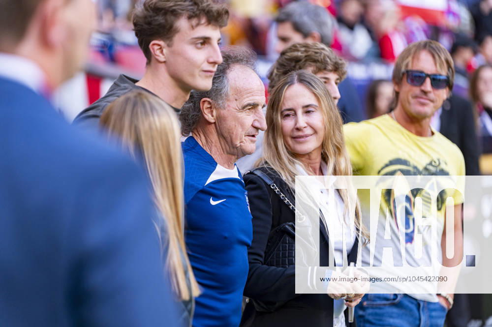 Atletico Madrid vs CA Osasuna - LaLiga EA Sports 2023 2024 Oscar Ortega, athletic trainer of Atletico Madrid, with his family receives a tribute from the players and fans in his last match as athletic trainer of Atletico Madrid during the La Liga EA Sports 2023 24 football match between Atletico Madrid vs CA Osasuna at Estadio Metropolitano on May 19, 2024 in Madrid, Spain. Madrid Estadio Metropolitano Madrid Spain
