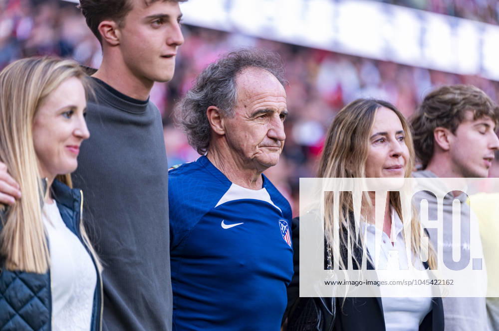 Atletico Madrid vs CA Osasuna - LaLiga EA Sports 2023 2024 Oscar Ortega, athletic trainer of Atletico Madrid, with his family receives a tribute from the players and fans in his last match as athletic trainer of Atletico Madrid during the La Liga EA Sports 2023 24 football match between Atletico Madrid vs CA Osasuna at Estadio Metropolitano on May 19, 2024 in Madrid, Spain. Madrid Estadio Metropolitano Madrid Spain