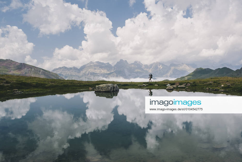 IMAGO Creative: Sommer, In den Bergen Young woman hiking with her son in the baby carrier at the Pyrenees Astún, Aragón, Spain CR_JALO200910-499726-01 ,model released, Symbolfoto