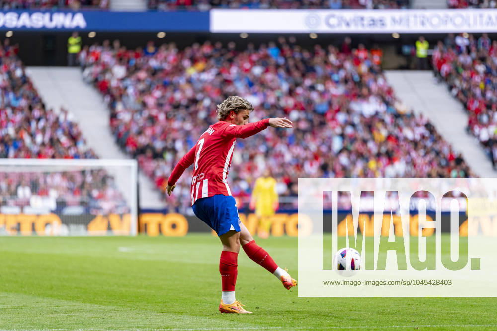 Atletico Madrid vs CA Osasuna - LaLiga EA Sports 2023 2024 Antoine Griezmann of Atletico Madrid in action with the ball during the La Liga EA Sports 2023 24 football match between Atletico Madrid vs CA Osasuna at Estadio Metropolitano on May 19, 2024 in Madrid, Spain. Madrid Estadio Metropolitano Madrid Spain