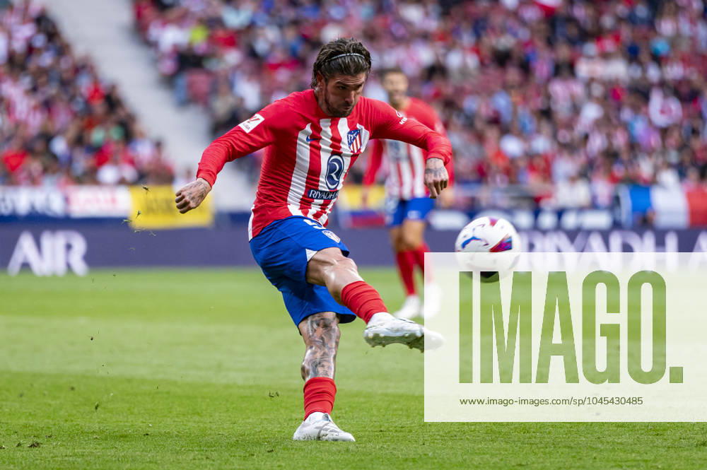 Atletico Madrid vs CA Osasuna - LaLiga EA Sports 2023 2024 Rodrigo De Paul of Atletico Madrid attempts a kick during the La Liga EA Sports 2023 24 football match between Atletico Madrid vs CA Osasuna at Estadio Metropolitano on May 19, 2024 in Madrid, Spain. Madrid Estadio Metropolitano Madrid Spain