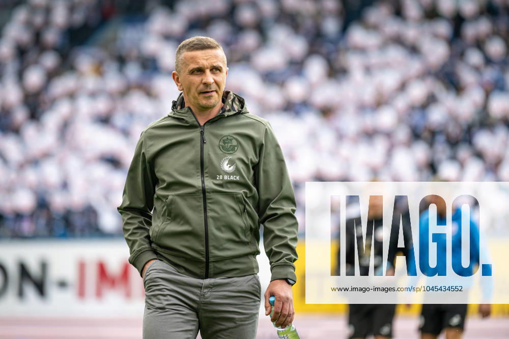 Rostock, Deutschland 19. Mai 2024: 2. BL - 2023 2024 - FC Hansa Rostock vs. SC Paderborn Im Bild: Trainer Mersad Selimbegovic (Hansa Rostock) DFL regulations prohibit any use of photographs as image sequences and or quasi-video.
