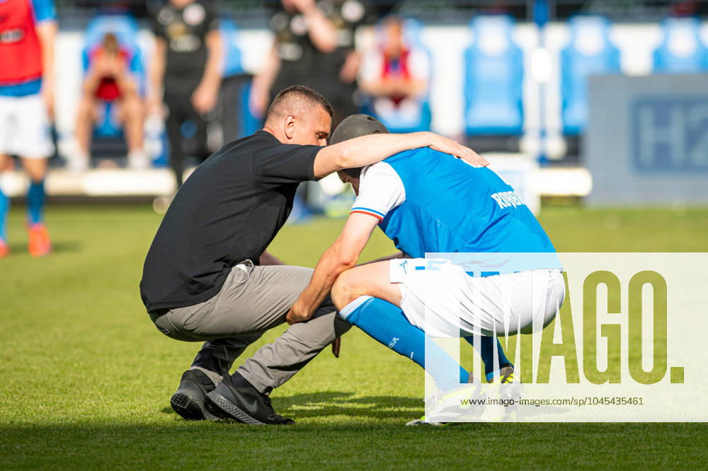 Rostock, Deutschland 19. Mai 2024: 2. BL - 2023 2024 - FC Hansa Rostock vs. SC Paderborn Im Bild: v.li. Trainer Mersad Selimbegovic (Hansa Rostock) und Damian Roßbach Rossbach (Hansa Rostock) DFL regulations prohibit any use of photographs as image sequences and or quasi-video.