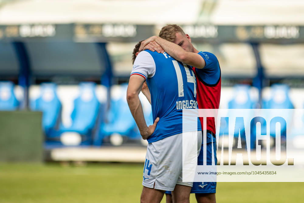 Rostock, Deutschland 19. Mai 2024: 2. BL - 2023 2024 - FC Hansa Rostock vs. SC Paderborn Im Bild: v.li. Svante Ingelsson (Hansa Rostock) wird von Simon Rhein (Hansa Rostock) getröstet DFL regulations prohibit any use of photographs as image sequences and or quasi-video.