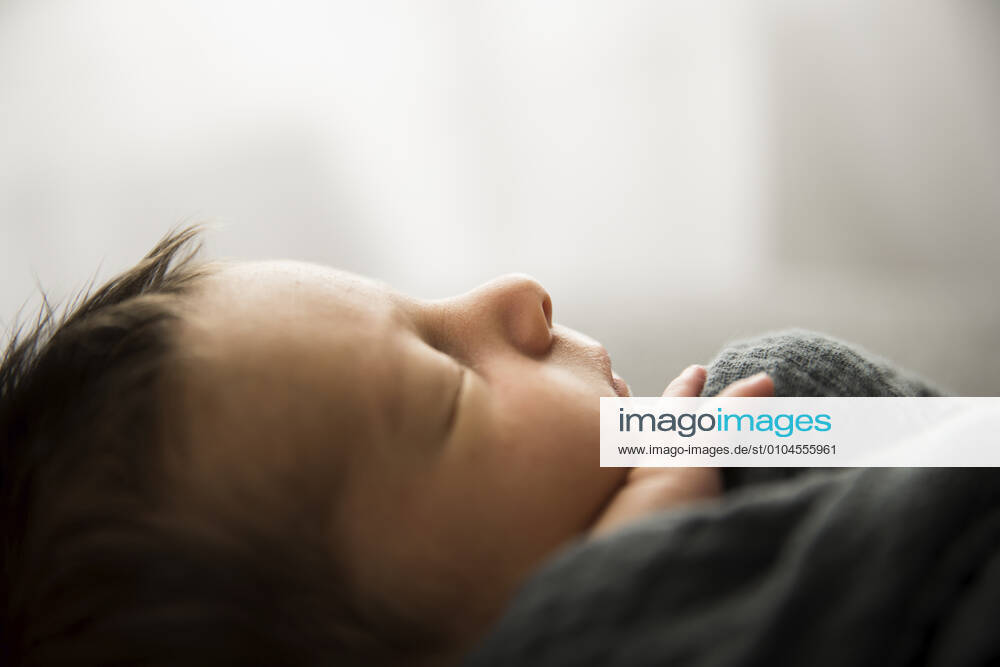 Side Profile View of Sleeping Newborn With Lots of Hair Stevensville, MD, United States CR_EMJA200916-361559-01 ,model released, Symbolfoto