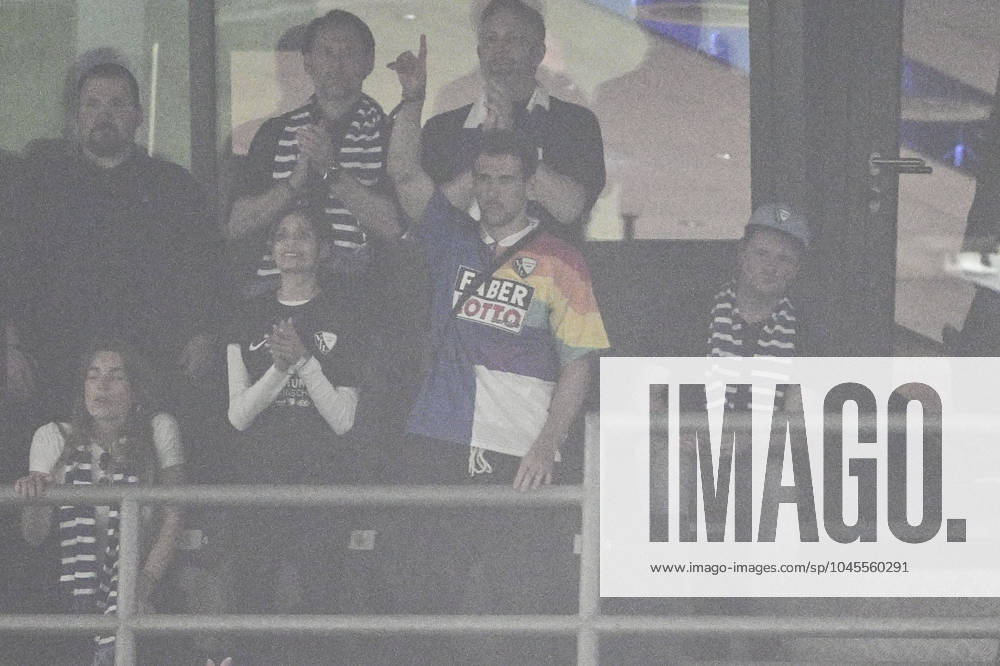 Leon Goretzka im Retro Bochum Trikot, VfL Bochum vs. Fortuna Düsseldorf, Fussball, 1. Bundesliga, Relegation, 23.05.2024 DFB regulations prohibit any use of photographs as image sequences and or quasi-video Bochum Nordrhein-Westfalen Deutschland
