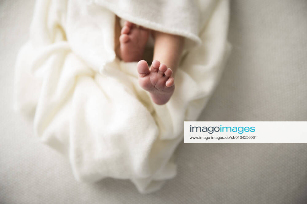 Close Up of Detail, Newborn Baby Foot, Swaddled in White Blanket Stevensville, MD, United States CR_EMJA200916-361616-01 ,model released, Symbolfoto