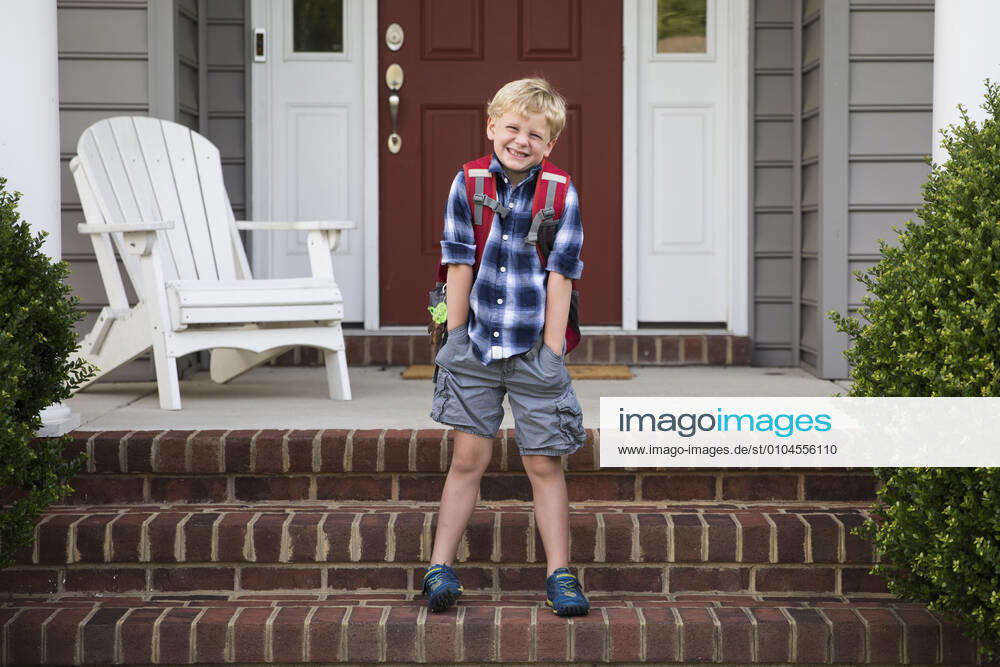 IMAGO Creative: Gesellschaft, Schule, Schulanfang Bashful, Smiling, Blonde Boy Stands on Steps With Hands in Pockets Easton, MD, United States CR_EMJA200916-391987-01 ,model released, Symbolfoto