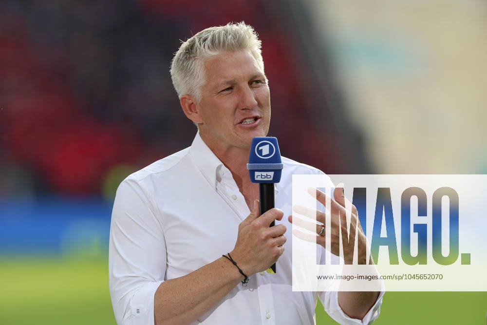 Experte Bastian Schweinsteiger (Das Erste) gestikuliert, DFB-Pokal Finale, 1. FC Kaiserslautern vs Bayer 04 Leverkusen, Olympiastadion, 25.05.2024, Berlin, Deutschland.