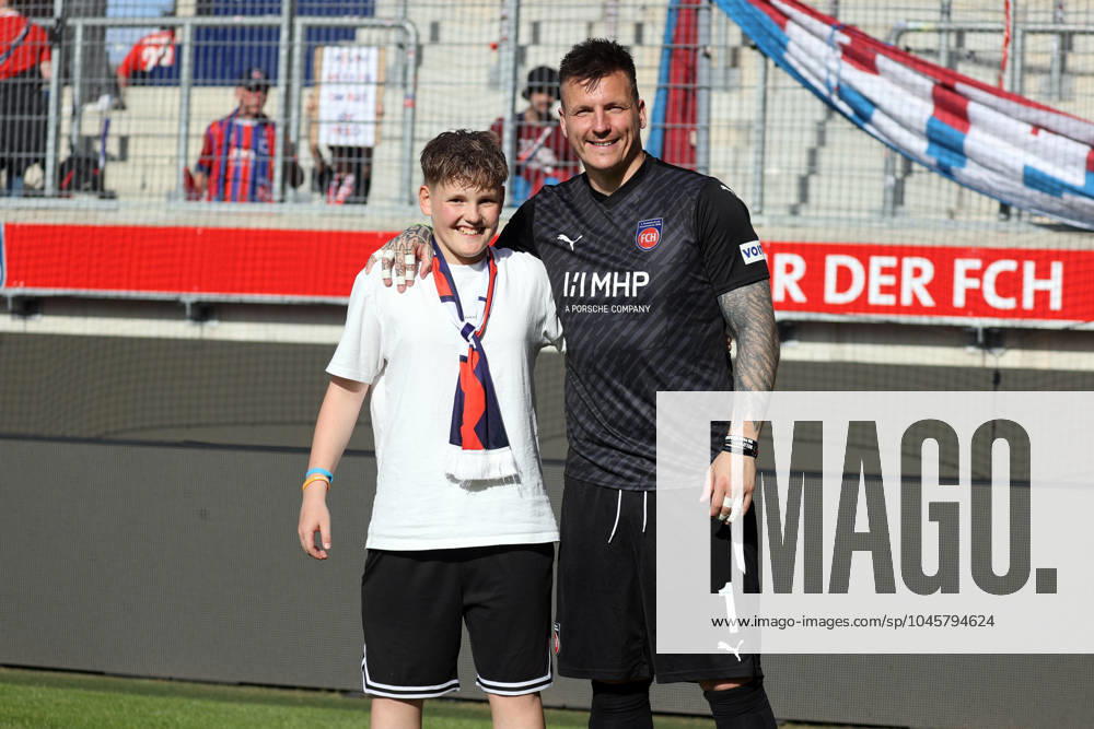 1. FC Heidenheim - 1. FC Köln Deutschland, Heidenheim, 18.05.2024, Fussball, Bundesliga, 1. FC Heidenheim - 1. FC Köln: Kevin Müller (1. FC Heidenheim) mit Sohn Kind Pepe.