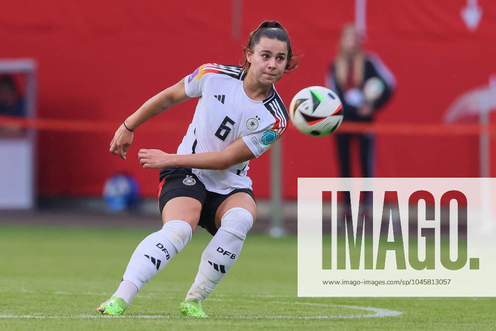 V.li.: Lena Oberdorf (Deutschland, DFB, 6) am Ball, Freisteller, Einzelbild, Ganzkörper, Aktion, Action, Spielszene, 31.05.2024, Rostock (Deutschland), Fussball, EM-Qualifikation Frauen, Deutschland - Polen