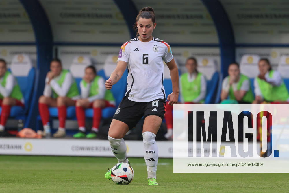 V.li.: Lena Oberdorf (Deutschland, DFB, 6) am Ball, Freisteller, Einzelbild, Ganzkörper, Aktion, Action, Spielszene, 31.05.2024, Rostock (Deutschland), Fussball, EM-Qualifikation Frauen, Deutschland - Polen
