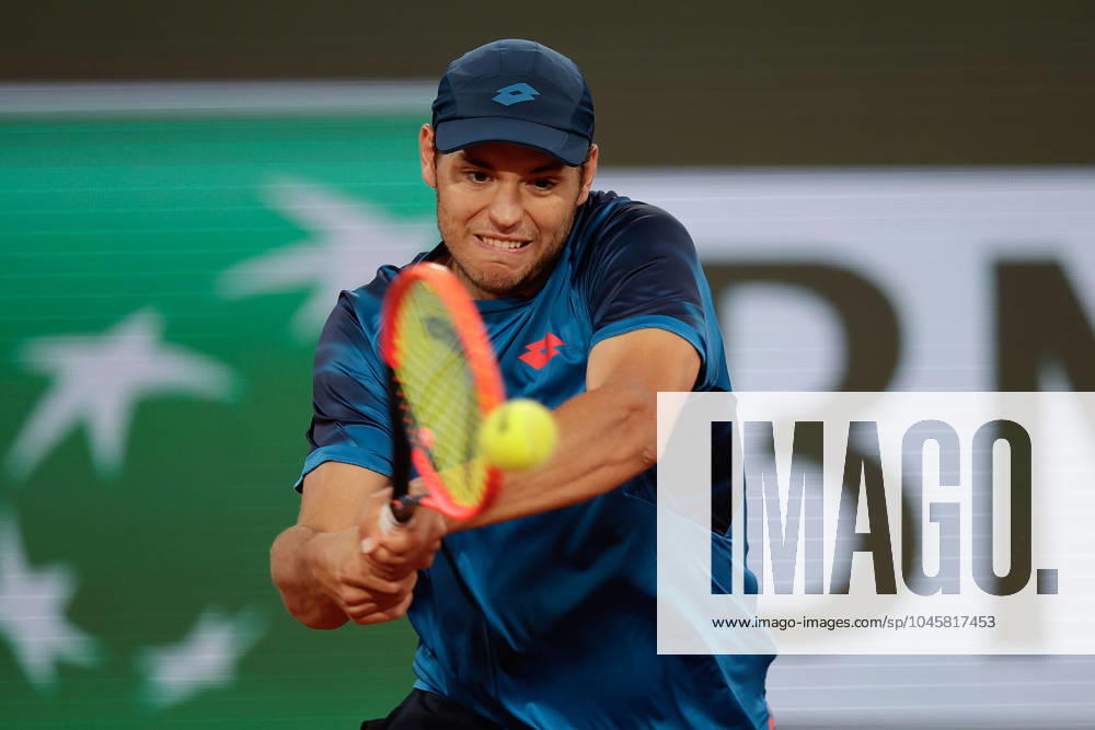 Tennis, French Open 2024 Roland-Garros, FRA, Bild: v. li. Pavel Kotov spielt eine Rückhand.