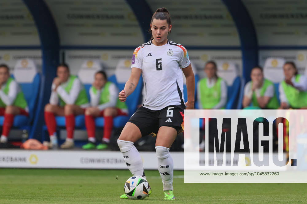 V.li.: Lena Oberdorf (Deutschland, DFB, 6) am Ball, Freisteller, Einzelbild, Ganzkörper, Aktion, Action, Spielszene, 31.05.2024, Rostock (Deutschland), Fussball, EM-Qualifikation Frauen, Deutschland - Polen