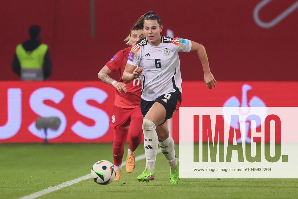 V.li.: Lena Oberdorf (Deutschland, DFB, 6) am Ball, Einzelbild, Ganzkörper, Aktion, Action, Spielszene, 31.05.2024, Rostock (Deutschland), Fussball, EM-Qualifikation Frauen, Deutschland - Polen
